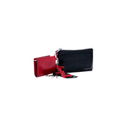 Portefeuille femme Desigual en cuir polyuréthane noir brillant avec détails rouges et porte-clés tressé rouge.