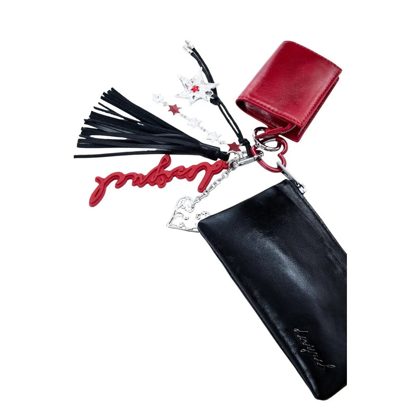 Porte-clés en cuir rouge et noir avec breloques étoiles, pompons et pendentif cœur argenté, attaché à un portefeuille Desigual pour femme en polyuréthane noir zippé
