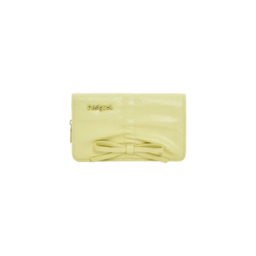 Portefeuille femme Desigual en cuir verni jaune avec nœud central et logo de la marque en relief doré, 16 x 10 x 1,5 cm