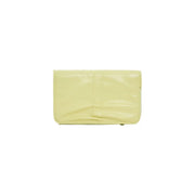 Portefeuille Desigual pour femme en cuir verni jaune pâle élégant, au design minimaliste et doté de poches zippées, mesurant 16 x 10 x 1,5 cm.
