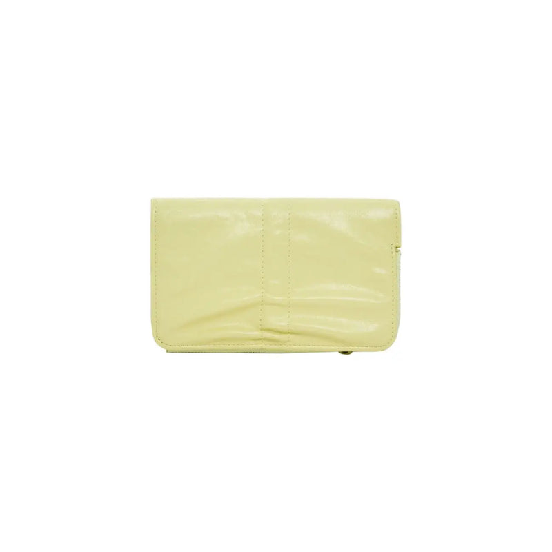 Portefeuille Desigual pour femme en cuir verni jaune pâle élégant, au design minimaliste et doté de poches zippées, mesurant 16 x 10 x 1,5 cm.