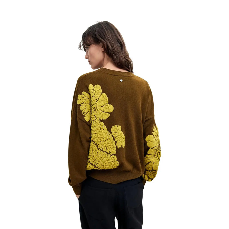 Vue de dos d'un pull Desigual pour femme en laine mélangée verte, orné de mailles marron et de broderies florales jaune moutarde.
