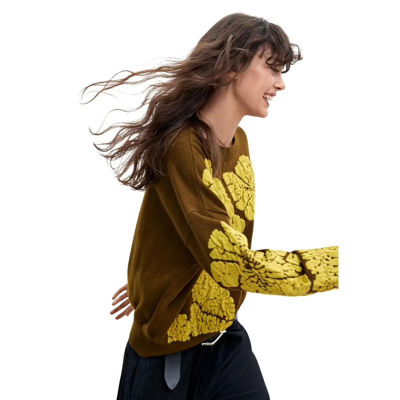 Pull en laine mélangée marron pour femme de Desigual, orné de broderies florales jaune vif sur les manches et le buste.