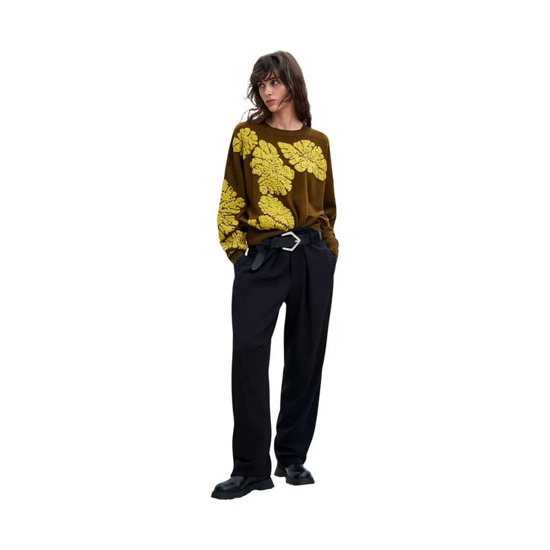 Pull en laine mélangée vert olive orné de broderies florales jaune vif, issu de la collection de tricots femme Desigual.