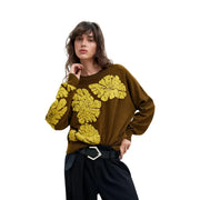 Pull Desigual pour femme en laine mélangée verte, orné de broderies florales texturées vert olive et jaune moutarde sur le devant et les manches.