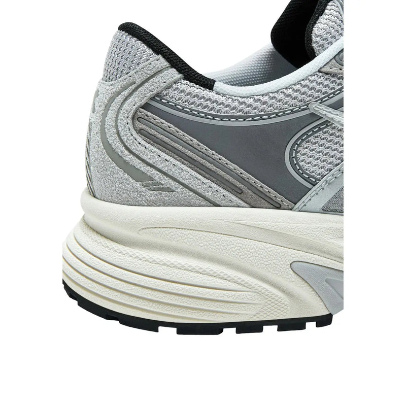 Diadora Baskets grises pour homme, modèle Mythos Star, en cuir mélangé avec une empeigne en mesh gris et blanc et une semelle épaisse texturée.