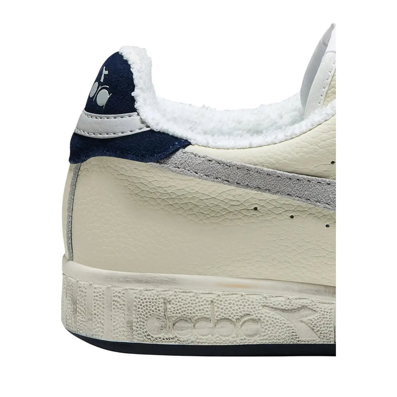 couleur crème Diadora Baskets pour homme avec empiècements en daim bleu marine, doublure en peau lainée blanche et semelle en caoutchouc texturée