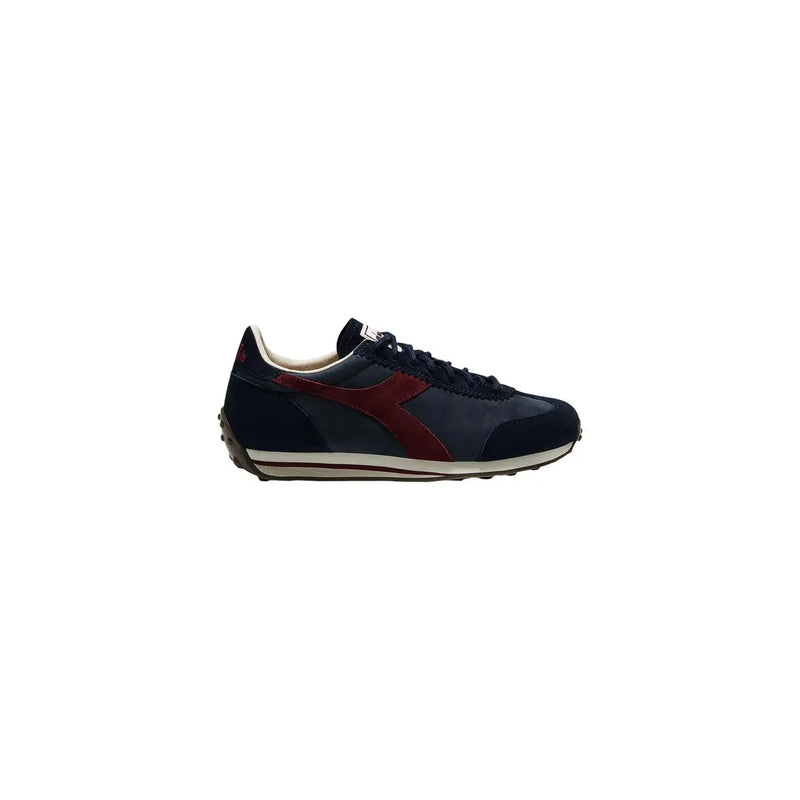 Diadora Baskets homme en cuir bleu ciré, style rallye, avec tige en daim bleu marine et bordeaux et semelle en caoutchouc blanc.