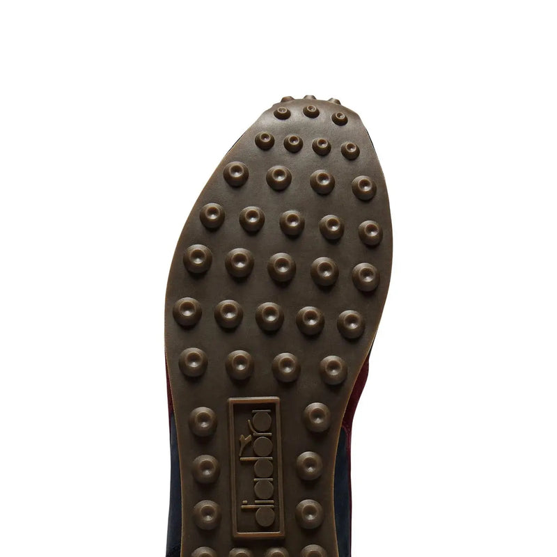 Semelle en caoutchouc marron avec crampons circulaires et diadora logo en relief sur diadora Baskets homme en cuir bleu style rallye ciré