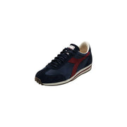 Diadora Baskets homme en cuir bleu ciré, style rallye, avec tige en daim bleu marine et rouge et semelle en caoutchouc blanc.