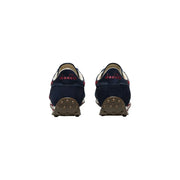 daim bleu marine Diadora Baskets pour hommes avec des accents rouges et blancs et une semelle en caoutchouc marron texturée pour une tenue décontractée