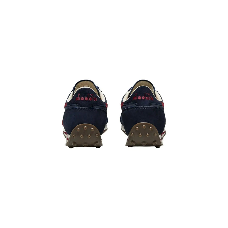 daim bleu marine Diadora Baskets pour hommes avec des accents rouges et blancs et une semelle en caoutchouc marron texturée pour une tenue décontractée