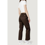 Pantalon cargo marron Dickies pour femme, coupe classique, mélange de coton et surpiqûres discrètes (vue de face)