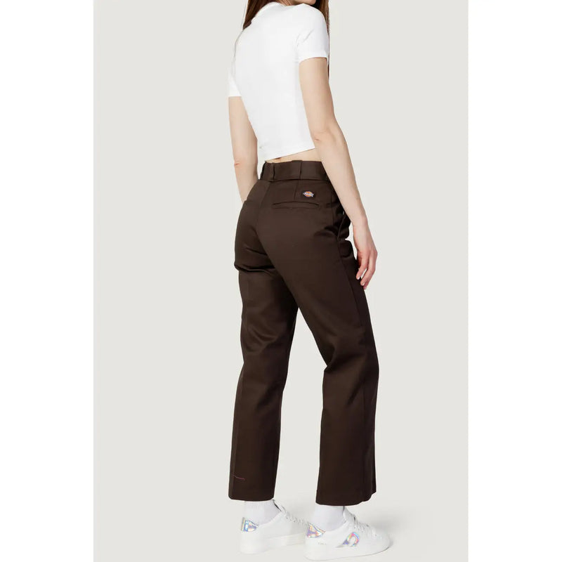 Pantalon cargo marron Dickies pour femme, coupe classique, mélange de coton et surpiqûres discrètes (vue de face)