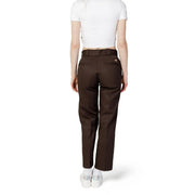Vue arrière d'un pantalon Dickies pour femme, coupe fuselée, en mélange de coton marron, avec ceinture assortie et deux poches arrière.
