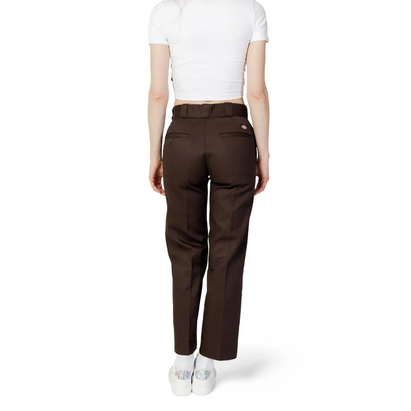 Vue arrière d'un pantalon Dickies pour femme, coupe fuselée, en mélange de coton marron, avec ceinture assortie et deux poches arrière.