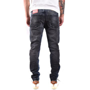 Diesel Jean homme en denim brut délavé, effet usé, avec étiquette de marque à l'arrière de la ceinture (vue de dos)