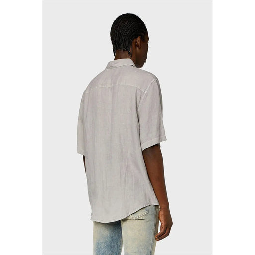 Diesel T-shirt beige en coton pour homme, col rond, avec une chemise boutonnée gris clair à manches courtes et texture subtile.