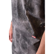 Diesel T-shirt noir en coton délavé pour homme, avec un motif texturé délavé et un petit logo rouge sur le côté inférieur gauche.