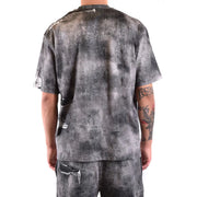 Diesel T-shirt homme en coton noir avec motif tie-dye gris et noir et détails déchirés et usés visibles sur les manches, le dos et l'ourlet