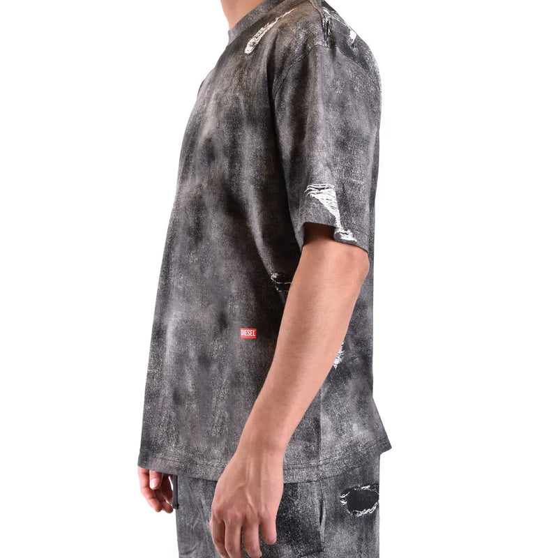 Diesel T-shirt homme en coton noir, style usé, avec motifs tie-dye gris et noirs et détails déchirés.