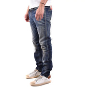 Diesel Jean homme en coton élasthanne délavé foncé, coupe slim, délavage subtil, coutures apparentes et étiquette rouge à la ceinture.