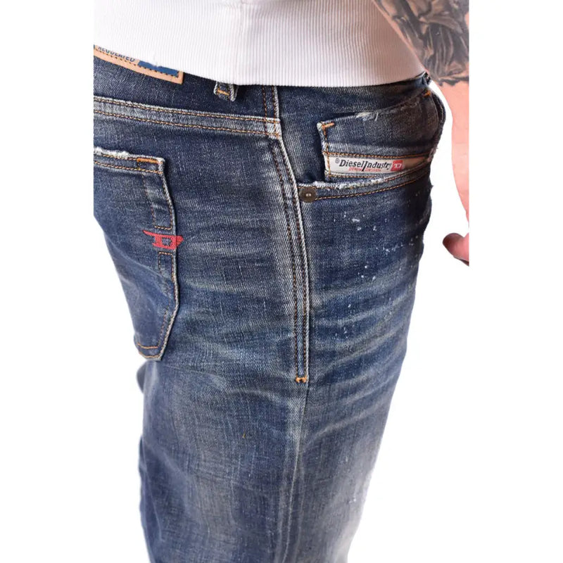 Diesel Jean homme bleu délavé, effet usé, en coton et élasthanne, denim foncé à l'aspect vieilli et usé, avec détails de coutures apparentes.