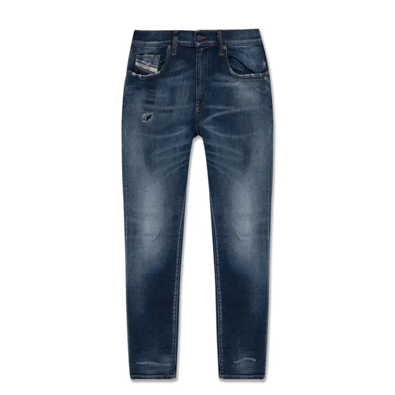 Diesel Jean homme en lyocell de coton bleu foncé à effet usé, avec détails délavés et subtils.