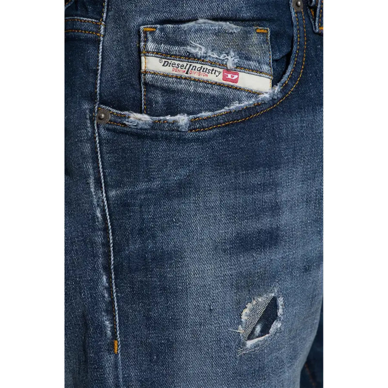 Jean Diesel homme en denim bleu foncé délavé, avec poche effilochée et étiquette blanche, en coton lyocell (vue de dos).
