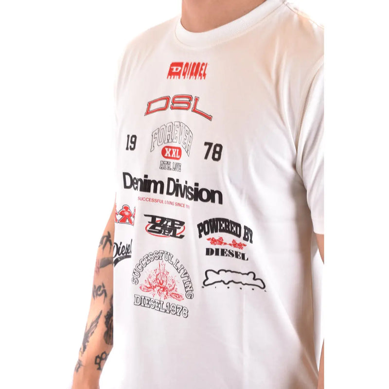 Diesel T-shirt blanc en coton pour homme, col rond, avec imprimé graphique multicolore audacieux et logos et textes rouges et noirs.
