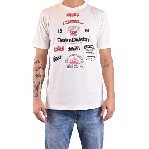 Diesel T-shirt blanc en coton pour homme, col rond, imprimé de logos et de textes graphiques rouges et noirs de style vintage