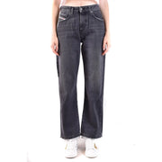 Vue arrière d'un jean Diesel pour femme en coton stretch noir, montrant un denim droit délavé foncé avec des ourlets effilochés et une poche logo.