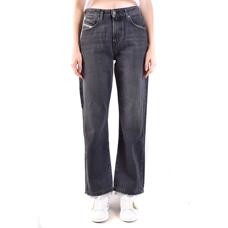 Vue arrière d'un jean Diesel pour femme en coton stretch noir, montrant un denim droit délavé foncé avec des ourlets effilochés et une poche logo.