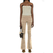 Pantalon évasé en maille texturée beige, associé à un legging en coton bleu clair Diesel pour femme top de la collection printemps-été