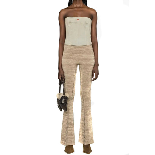 Pantalon évasé en maille texturée beige, associé à un legging en coton bleu clair Diesel pour femme top de la collection printemps-été