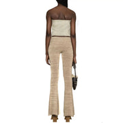 Pantalon évasé en maille texturée beige à finition côtelée légèrement brillante, associé à un jean Diesel bleu clair en coton pour femme top