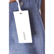 Étiquette rectangulaire blanche de la marque Dondup sur un débardeur femme en denim de coton bleu top avec un décolleté en V sans manches