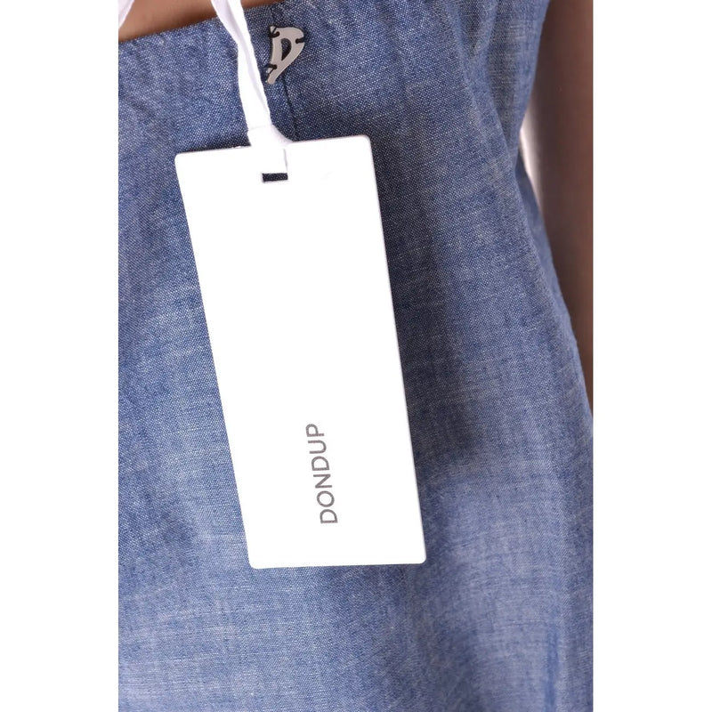 Étiquette rectangulaire blanche de la marque Dondup sur un débardeur femme en denim de coton bleu top avec un décolleté en V sans manches
