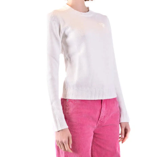 White long-sleeve crewneck wool knitwear with ribbed cuffs and hem paired with fuchsia pants