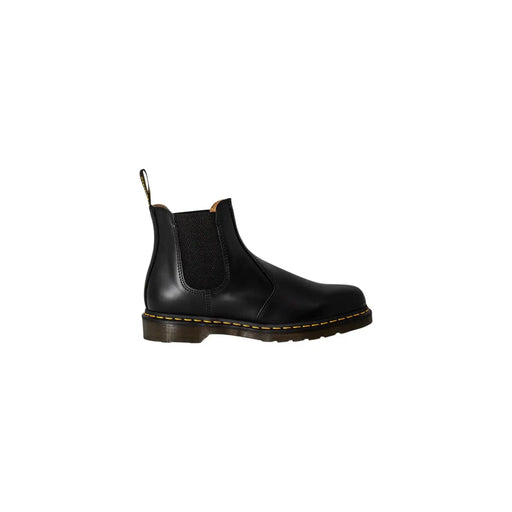 Bottes Chelsea Dr Martens pour homme en cuir noir lisse, avec empiècements élastiques latéraux et surpiqûres jaunes.