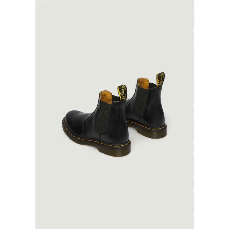 Bottes Dr. Martens pour homme en polyester noir avec détails en cuir, idéales pour le printemps et l'été.