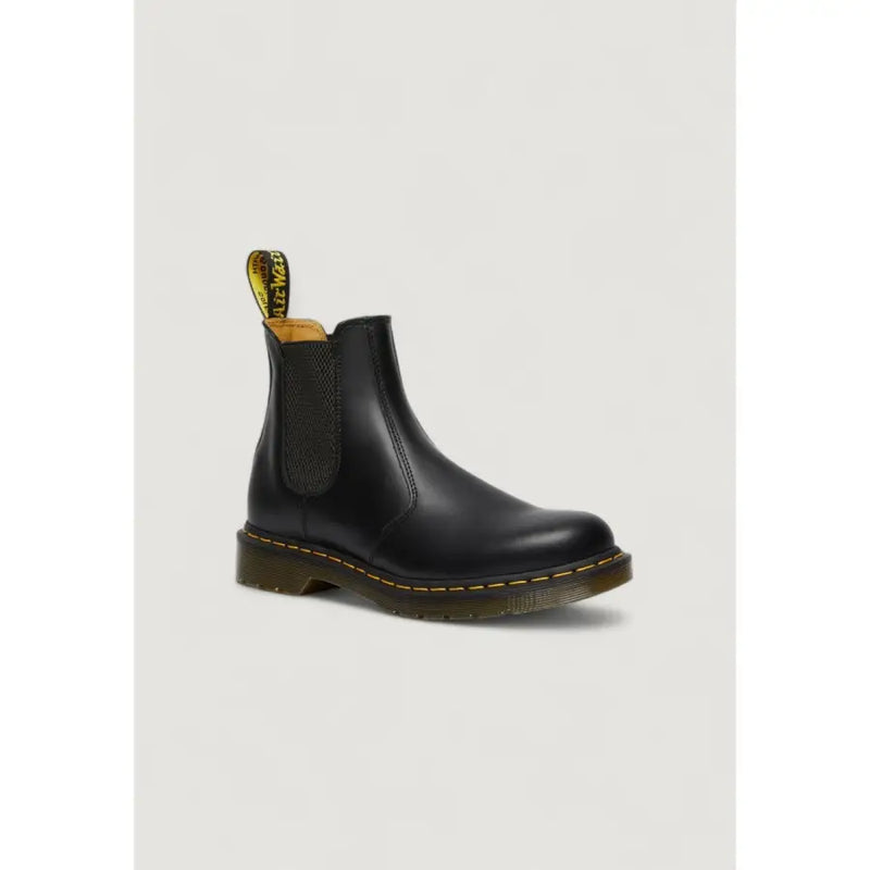 Bottes Dr. Martens pour homme en cuir noir et polyester, idéales pour le printemps et l'été (vue de dos).