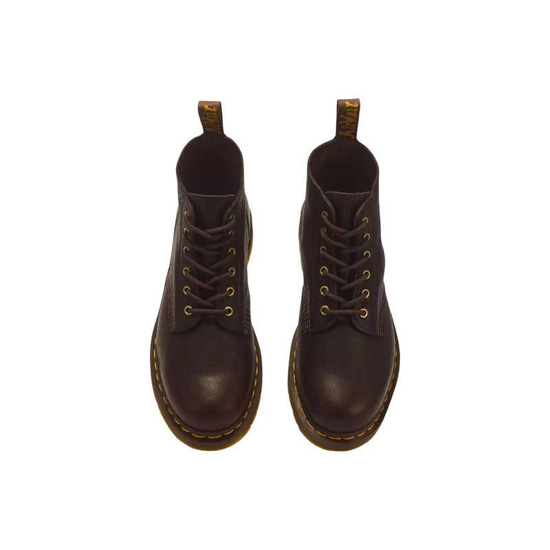Bottines Dr. Martens pour homme en cuir marron foncé, dévoilant l'arrière avec une finition en cuir résistant.