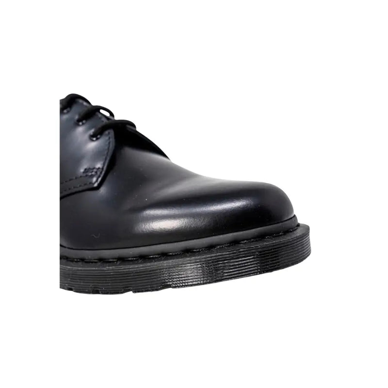 Chaussures Dr Martens pour homme, en cuir noir, pointure 3, vues de l'arrière avec détails de coutures résistantes.
