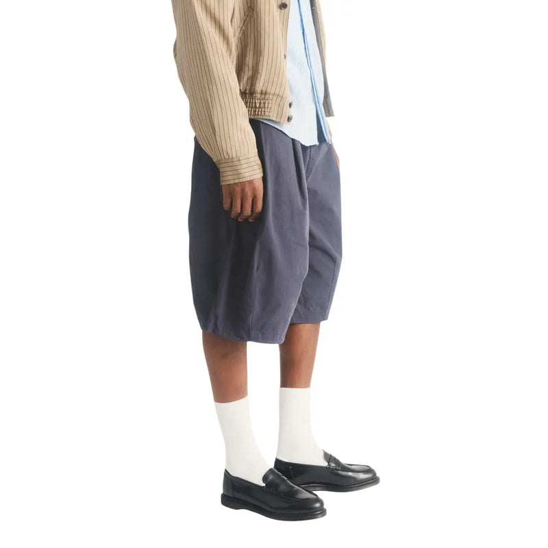 Short plissé bleu marine porté avec des mocassins Dr. Martens Mayfair noirs en cuir pour homme (vue de face)