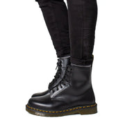 Bottes Dr. Martens pour homme en cuir noir à lacets, vues de l'arrière, mettant en valeur le cuir et le design des lacets.