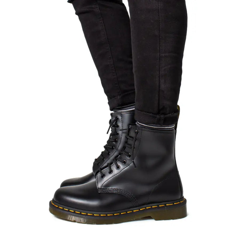 Bottes Dr. Martens pour homme en cuir noir à lacets, vues de l'arrière, mettant en valeur le cuir et le design des lacets.