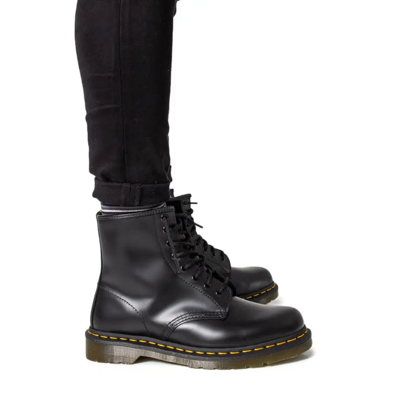 Bottes Dr Martens pour hommes en cuir noir, à lacets et en cuir lisse.