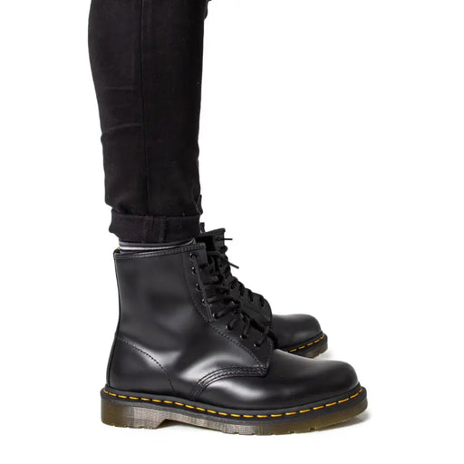 Bottes Dr Martens pour hommes en cuir noir, à lacets et en cuir lisse.