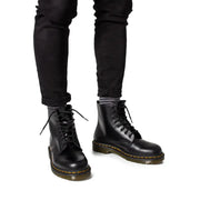 Bottes Dr Martens pour homme en cuir noir, lacets, modèle numéro 11822006, montrant l'arrière